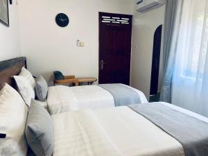 Un pat sau paturi într-o cameră la SKA The Boutique Naguru +3 fotografii
