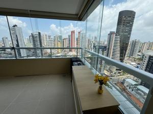 贝伦Modern Condo Doca in Umarizal的可欣赏城市景观的阳台