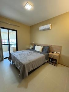 贝伦Modern Condo Doca in Umarizal的卧室配有一张床,墙上配有空调