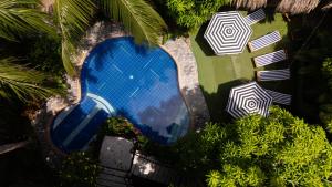 eine Draufsicht auf einen Swimmingpool mit Sonnenschirmen in der Unterkunft Kanta Sana in Palomino + 65 Fotos