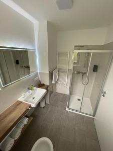 ein Badezimmer mit Waschbecken und Dusche in der Unterkunft Mountain Fairy Tale in Bad Kleinkirchheim