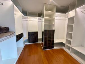 vestidor con armarios blancos y suelo de madera en Departamento Ricardo Palma, en Lima