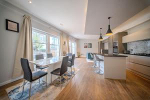 Η κουζίνα ή μικρή κουζίνα στο Agar Villa 2BR Home with Garden & Hot Tub