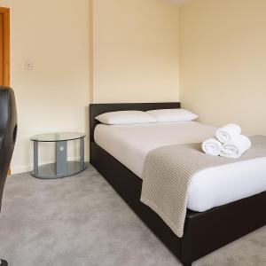 Una habitación de hotel con dos camas con toallas. en Bright & Spacious 2 Bedroom Flat, en Edimburgo