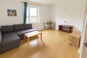 una sala de estar con un sofá y una mesa en Bright & Spacious 2 Bedroom Flat, en Edimburgo 1 foto más