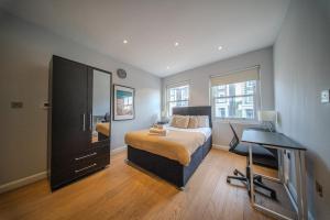 Ένα ή περισσότερα κρεβάτια σε δωμάτιο στο Agar Villa 2BR Home with Garden & Hot Tub