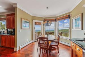 a kitchen with a table and chairs and windows at Panorama in Stowe