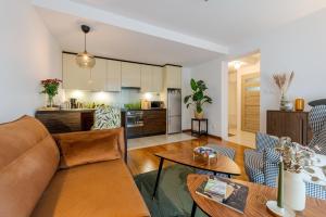 プシュチナにあるBATOREGO FLATS No 13 Pszczyna - Walk to Castle - Apartment with Parking, Balcony, Elevator, Fast WiFiのソファとテーブルのあるリビングルーム +40枚の写真