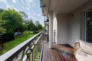 プシュチナにあるBATOREGO FLATS No 13 Pszczyna - Walk to Castle - Apartment with Parking, Balcony, Elevator, Fast WiFiの庭の景色を望むバルコニー