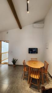 Μια τηλεόραση ή/και κέντρο ψυχαγωγίας στο Loft Vila da Lua 1 Ar Condicionado Perto da Praia