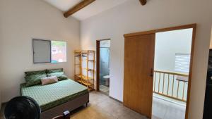 Ένα ή περισσότερα κρεβάτια σε δωμάτιο στο Loft Vila da Lua 1 Ar Condicionado Perto da Praia
