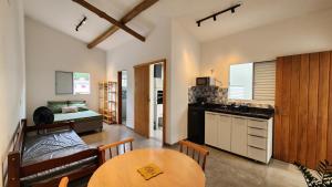 Η κουζίνα ή μικρή κουζίνα στο Loft Vila da Lua 1 Ar Condicionado Perto da Praia
