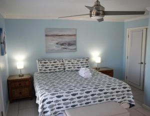 Postel nebo postele na pokoji v ubytování Salt On The Rim Lower Unit