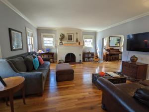 Χώρος καθιστικού στο Charming 4 BR W Hot Tub 3 Kings Walk to Downtown