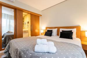 a bedroom with a large bed with towels on it at Flat Parque do Ibirapuera - Jardins in São Paulo