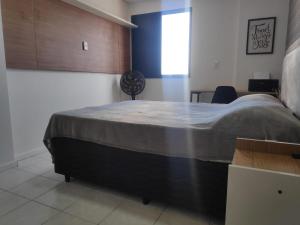 ein Schlafzimmer mit einem großen Bett in einem Zimmer in der Unterkunft Flat com piscina em Tambaú in João Pessoa + 27 Fotos