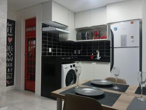 eine Küche mit einem Tisch mit zwei Platten drauf in der Unterkunft Flat com piscina em Tambaú in João Pessoa