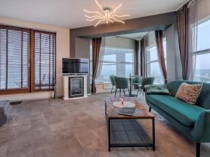 Posezení v ubytování SeaTowers 28 Floor WATERFRONT PENTHOUSE! Sea & City PANORAMIC VIEW from GLASS CORNER TRIANGLE! 75m2! Terrace! Short&Long Stay! Parking!