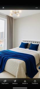 um quarto com uma cama grande com lençóis azuis em Зелена тераса em Lviv