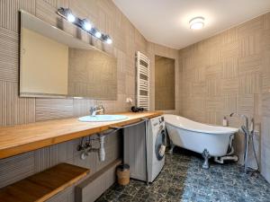 y baño con bañera, lavabo y lavadora. en SEA TOWERS TOP 28 th FLOOR! PANORAMIC Sea & City VIEWS from Glass Corner SKY TRIANGLE PENTHOUSE! Terrace! Sailing in the heaven feels like a King!, en Gdynia