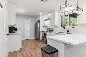 Dapur atau dapur kecil di Relax & Enjoy, Spacious 3BR 2BA Patio & Garage
