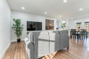 Televisyen dan/atau pusat hiburan di Relax & Enjoy, Spacious 3BR 2BA Patio & Garage