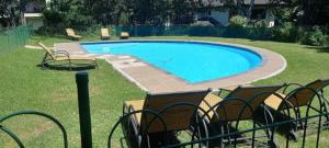 Una piscina en un patio con sillas alrededor. en T15SelborneGolfEsatePennington, en Vosburg