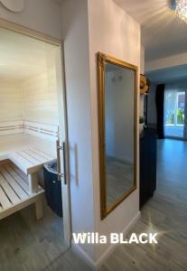 a bathroom with a mirror next to a door at Dom Michałki Luksusowa willa z ogrodem in Michalki