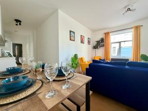 een woonkamer met een tafel met wijnglazen erop bij Spacious Preston Circus Flat - Great for Family, Group, Couples - Close to Station in Brighton & Hove