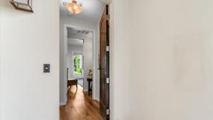 ラキンタにあるLV033 Quaint Downstairs Legacy Villas Suiteの白い壁と白い天井の廊下 +25枚の写真