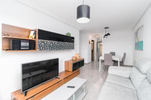 TV a/nebo společenská místnost v ubytování Encantador alojamiento con terraza en Cudón