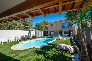 une cour arrière avec une piscine et une maison dans l'établissement Villa Celesto - Piscine et Jacuzzi privé, à Marseille
