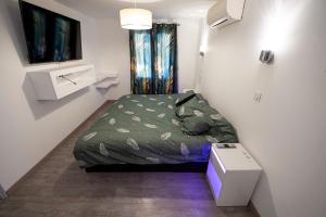 Cette petite chambre comprend un lit. dans l'établissement Villa Celesto - Piscine et Jacuzzi privé, à Marseille 25 autres photos