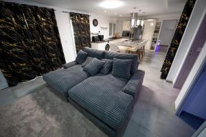 un salon avec un canapé et une cuisine dans l'établissement Villa Celesto - Piscine et Jacuzzi privé, à Marseille