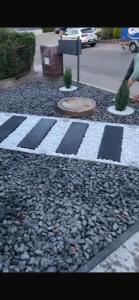 エッピンゲンにあるPetite Belleの岩とアスファルトのある道路の横断歩道