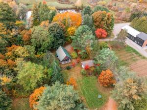 una vista aerea di un'azienda agricola con alberi di Enchanted Forest Cabin a Winterport