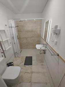 une salle de bains avec toilettes et lavabo dans l'établissement Correio Velho Suites, à Lisbonne