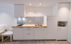 Η κουζίνα ή μικρή κουζίνα στο Refurbished Magic Loft Surf Beach Airport Included