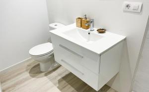 Ένα μπάνιο στο Refurbished Magic Loft Surf Beach Airport Included