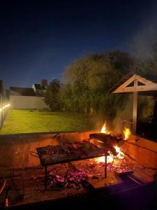 eine Feuerstelle in einem Hinterhof bei Nacht in der Unterkunft Estrella del Faro in Mar del Plata