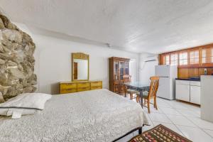 Kuchyň nebo kuchyňský kout v ubytování 5 Mi to Hollywood Blvd! Miramar Apt with Shared Pool