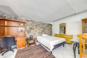 Postel nebo postele na pokoji v ubytování 5 Mi to Hollywood Blvd! Miramar Apt with Shared Pool + 16 fotografií