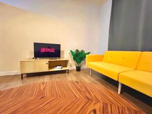 TV a/nebo společenská místnost v ubytování STAY LONGER, SAVE MORE- Sophisticated, Central City Stay