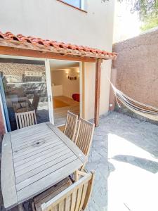 Αίθριο ή υπαίθριος χώρος στο Refurbished Magic Loft Surf Beach Airport Included