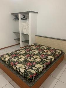 Ένα ή περισσότερα κρεβάτια σε δωμάτιο στο Apartamento edifício Mantiqueira - 1 quadra da praia do forte