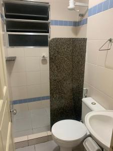 Ένα μπάνιο στο Apartamento edifício Mantiqueira - 1 quadra da praia do forte