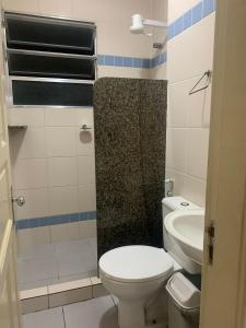 Ένα μπάνιο στο Apartamento edifício Mantiqueira - 1 quadra da praia do forte +5 φωτογραφίες