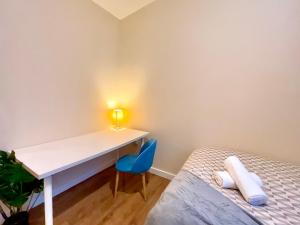 コベントリーにあるStylish - Coventry City Centre Stayのベッドルーム1室(デスク、ベッド1台、デスク、椅子付)