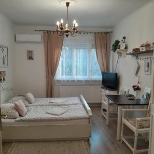 Un pat sau paturi într-o cameră la Edina Vintage Vendégház