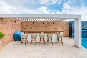 un patio esterno con tavolo e sedie di Adorable Rooftop Pool, Reliable WiFi, Near 5th Ave a Playa del Carmen